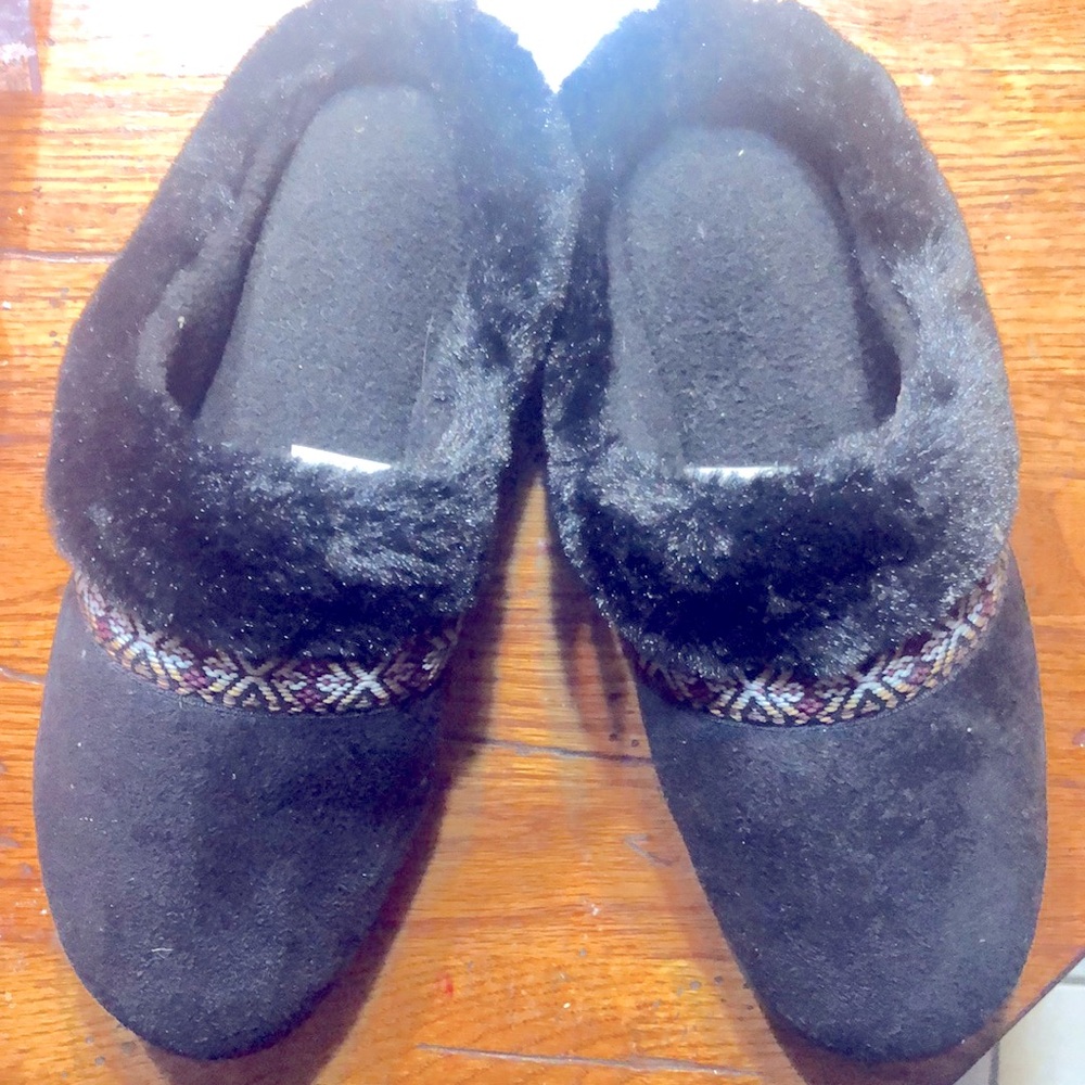 Isotoner Black Fuzzy Slippers - Machine Washable